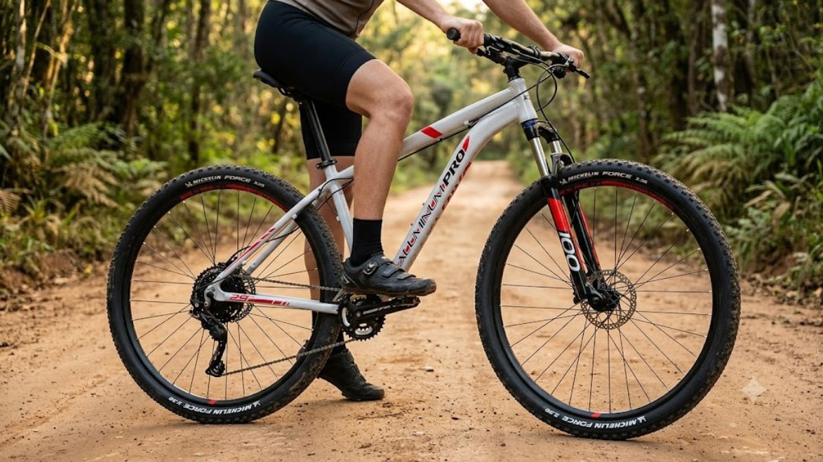 Bicicleta Caloi Aluminum Pro Aro 29 20V é boa para trilhas leves, mostrada em destaque durante percurso por estrada de terra.