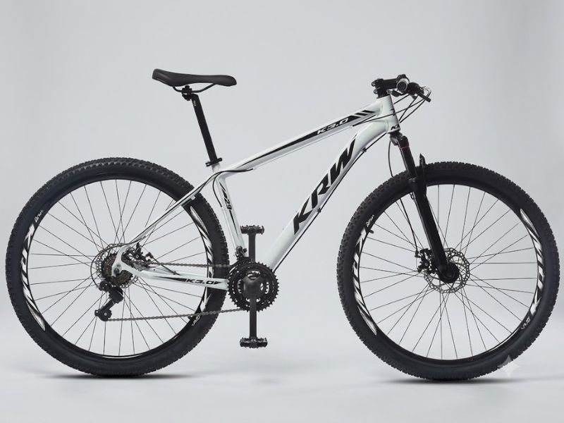 Bicicleta KRW R1 Aro 29 24V é boa para iniciantes que procuram quadro de alumínio, suspensão dianteira e 24 marchas.