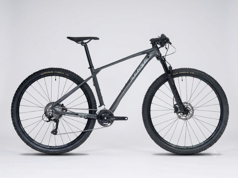Bicicleta Sense React Sport Aro 29 16V é boa para estradões e trilhas recreativas, com quadro de alumínio e suspensão dianteira.