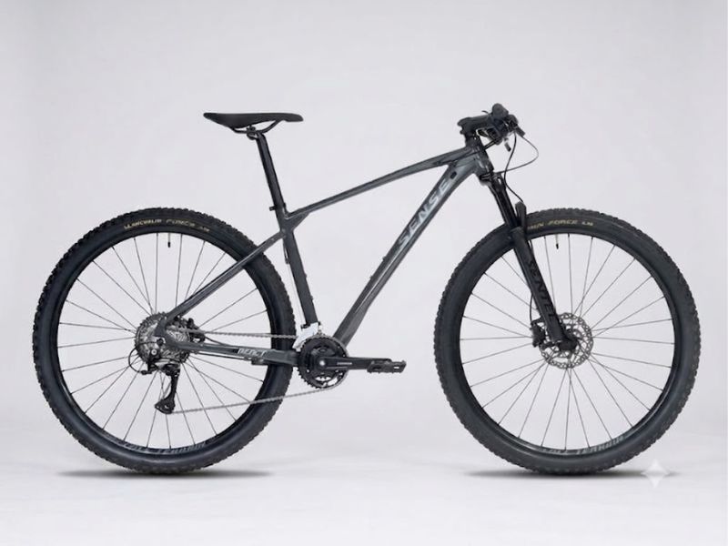 Bicicleta Sense React Sport Aro 29 16V cinza entre as melhores bicicletas aro 29, com suspensão dianteira e freios a disco hidráulicos.